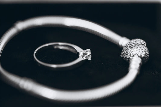 Entretien des bijoux en acier inoxydable pour briller