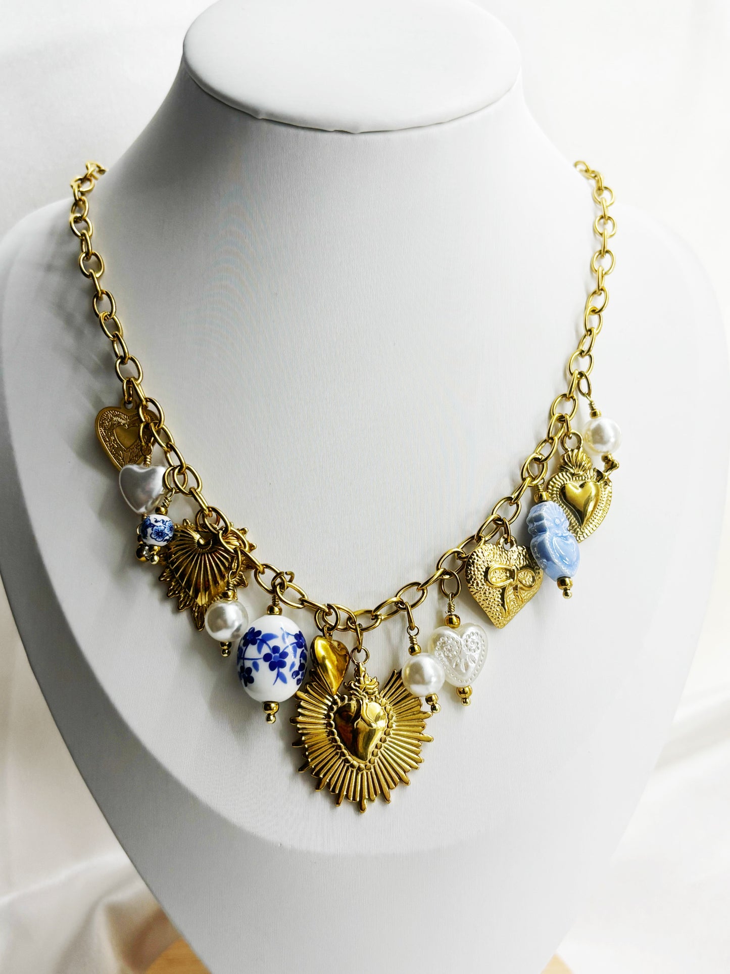 Collier original pendentifs dorés et perles signé EVAYA avec motifs variés sur chaîne dorée