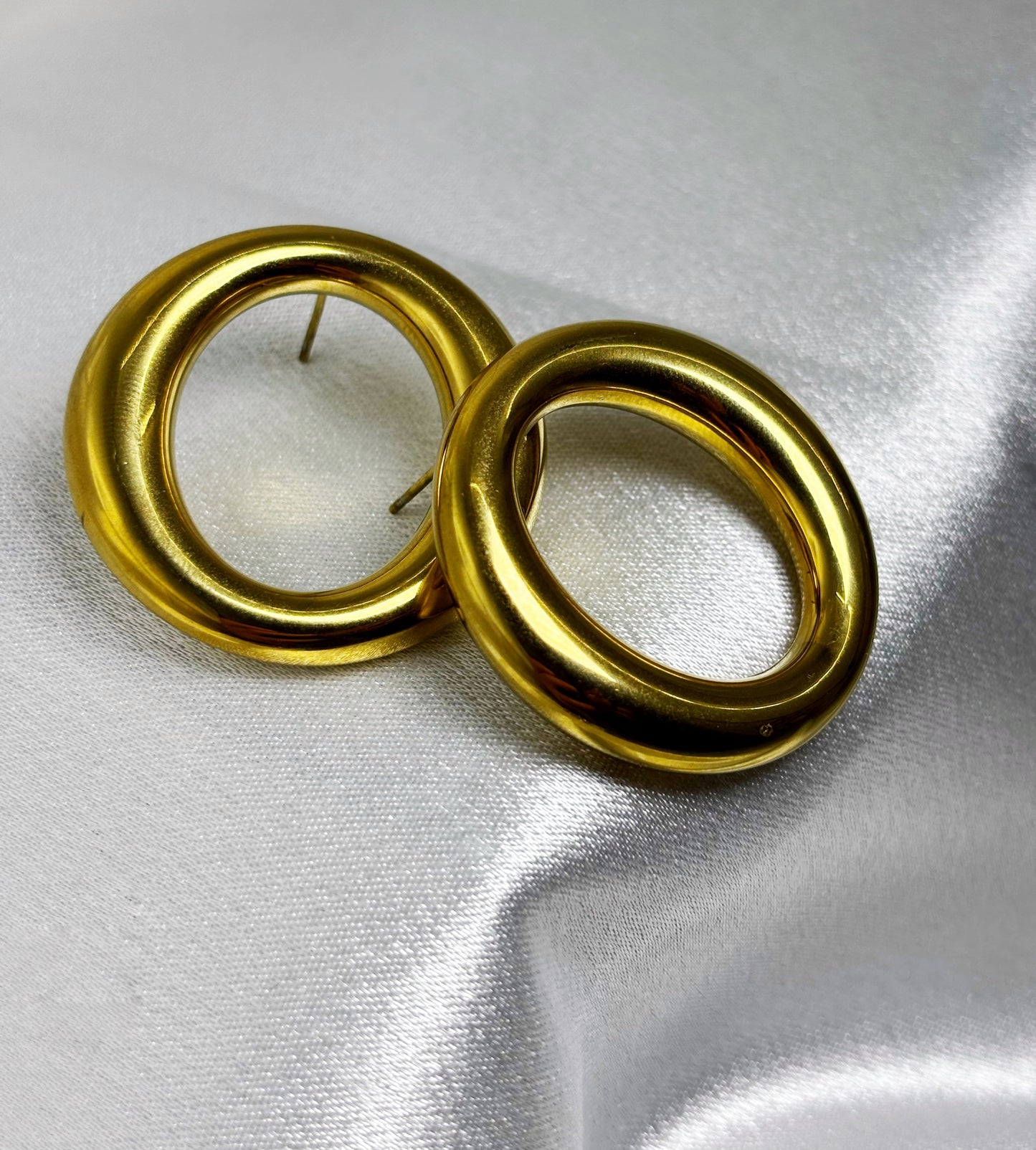Boucles d'oreilles rondes dorées EVAYA élégantes pour acheter boucles d’oreilles chics en ligne