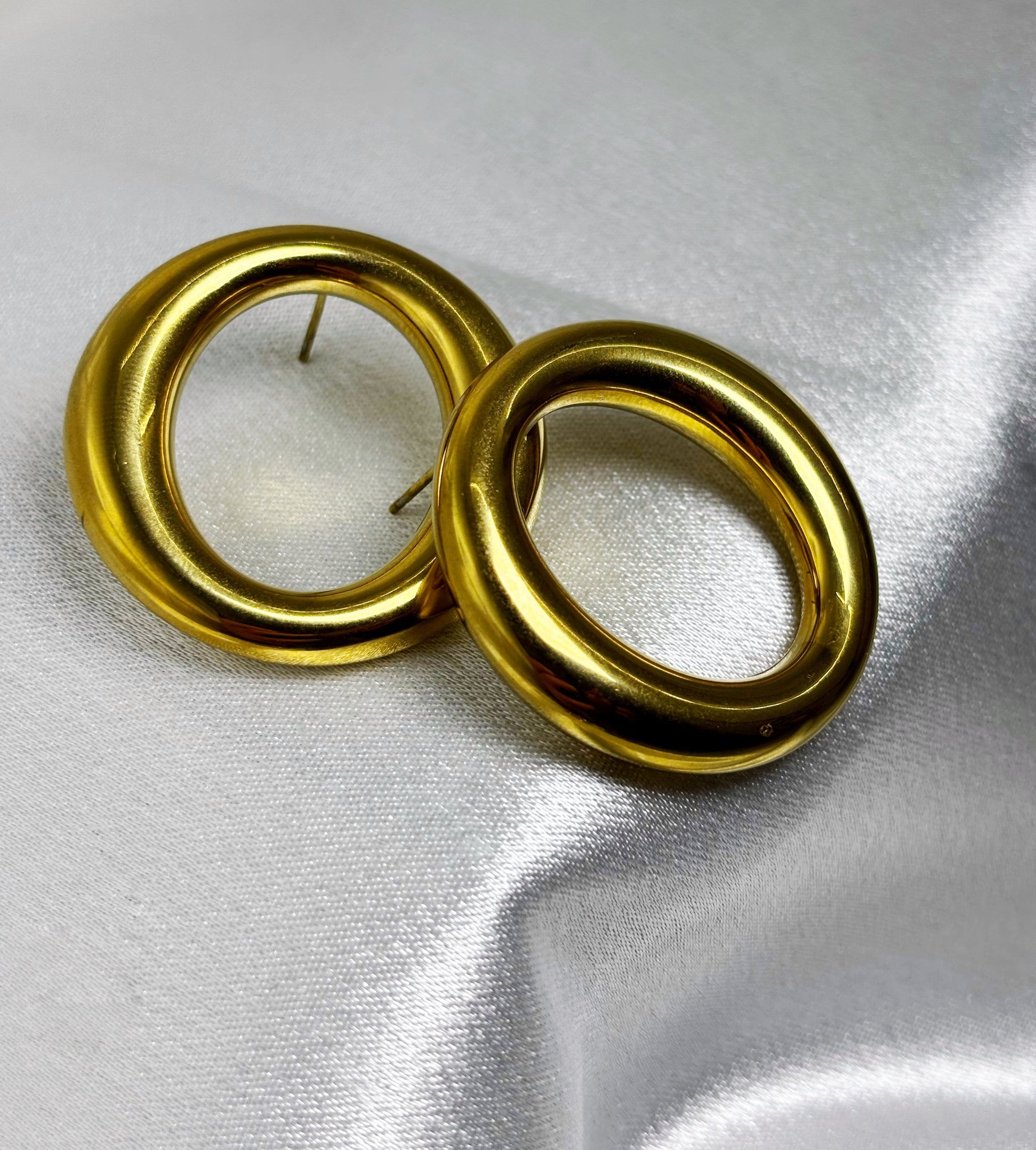 Boucles d'oreilles rondes dorées EVAYA élégantes pour acheter boucles d’oreilles chics en ligne