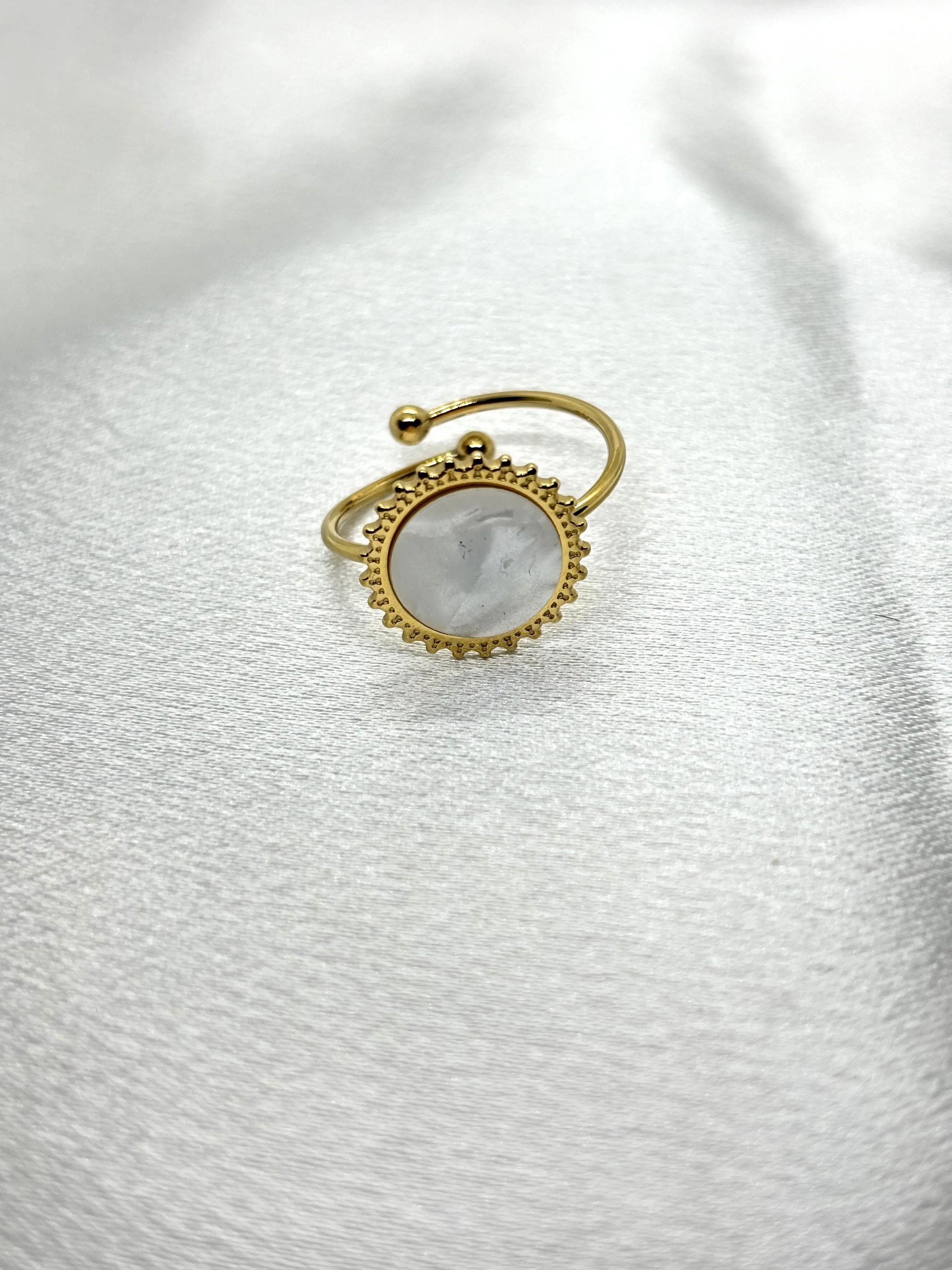 Bague chic dorée durable acier inoxydable femme avec pierre blanche ronde et design élégant