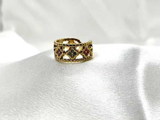 Bague dorée tendance TikTok avec pierres colorées élégantes sur fond blanc satiné