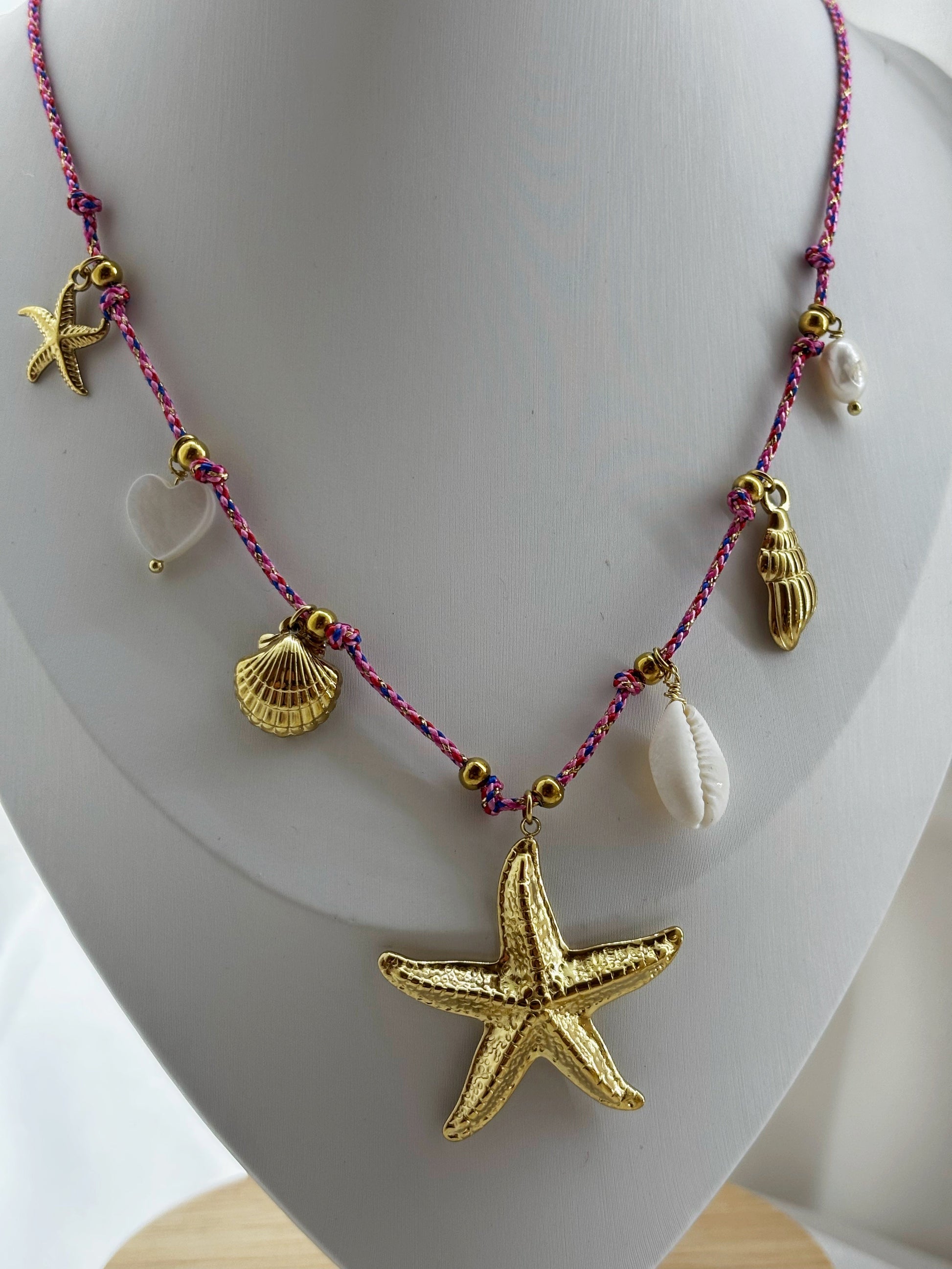 Collier EVAYA avec bijou étoile de mer acier inoxydable doré et coquillages sur cordelette colorée