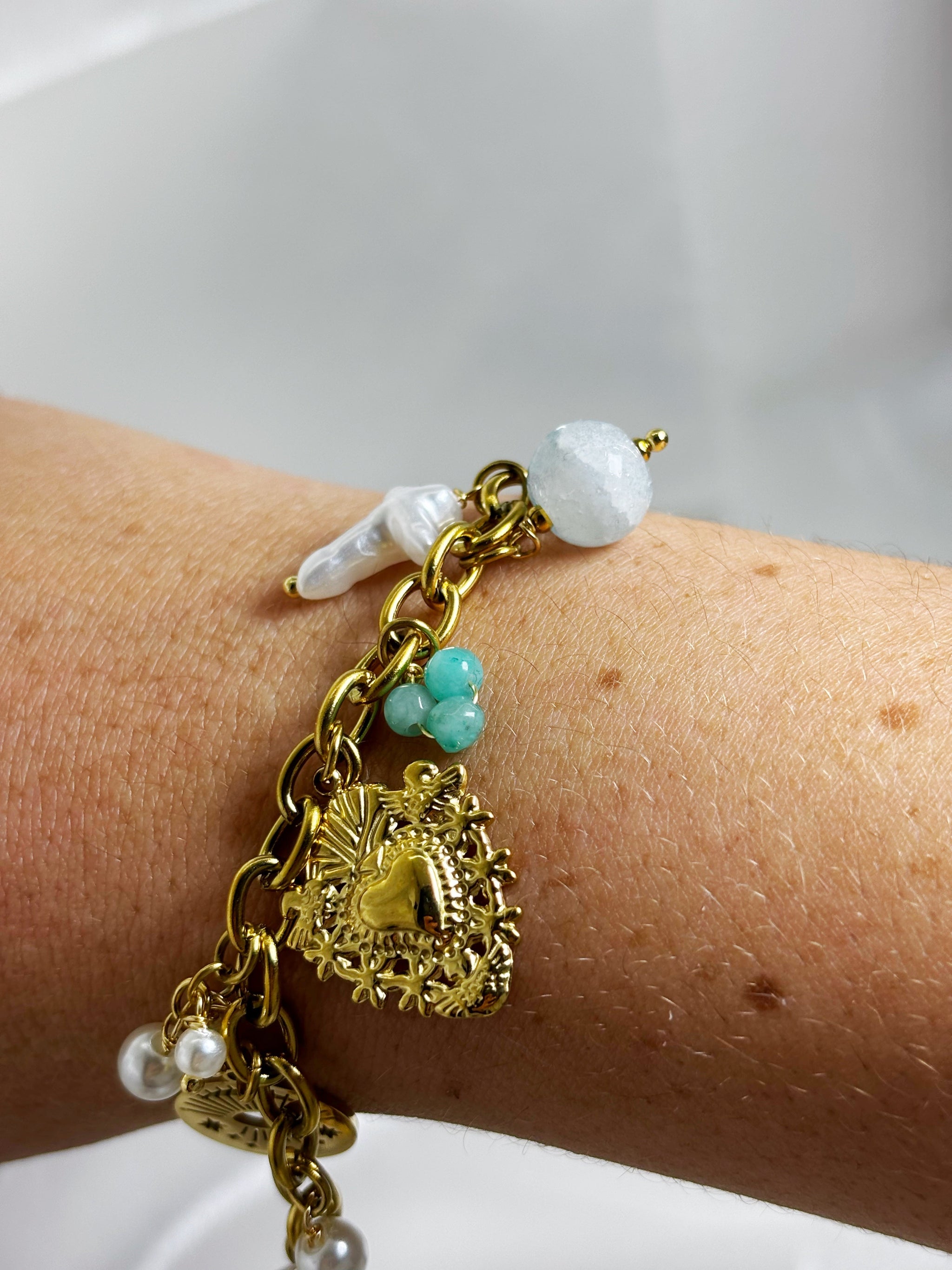 Bracelet EVAYA bijou fantaisie doré avec pendentif cœur et perles turquoise et blanches