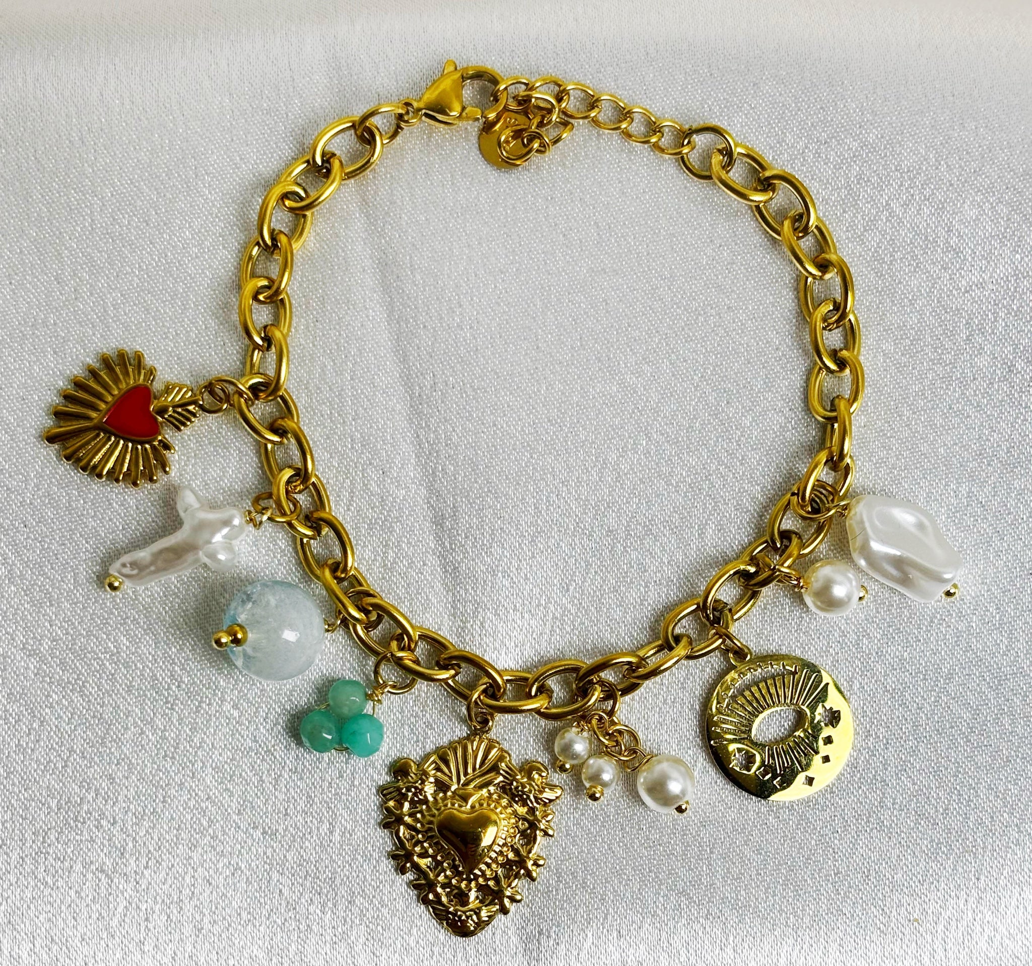 Bracelet EVAYA bijou fantaisie doré avec pendentif cœur et breloques perles et pierres