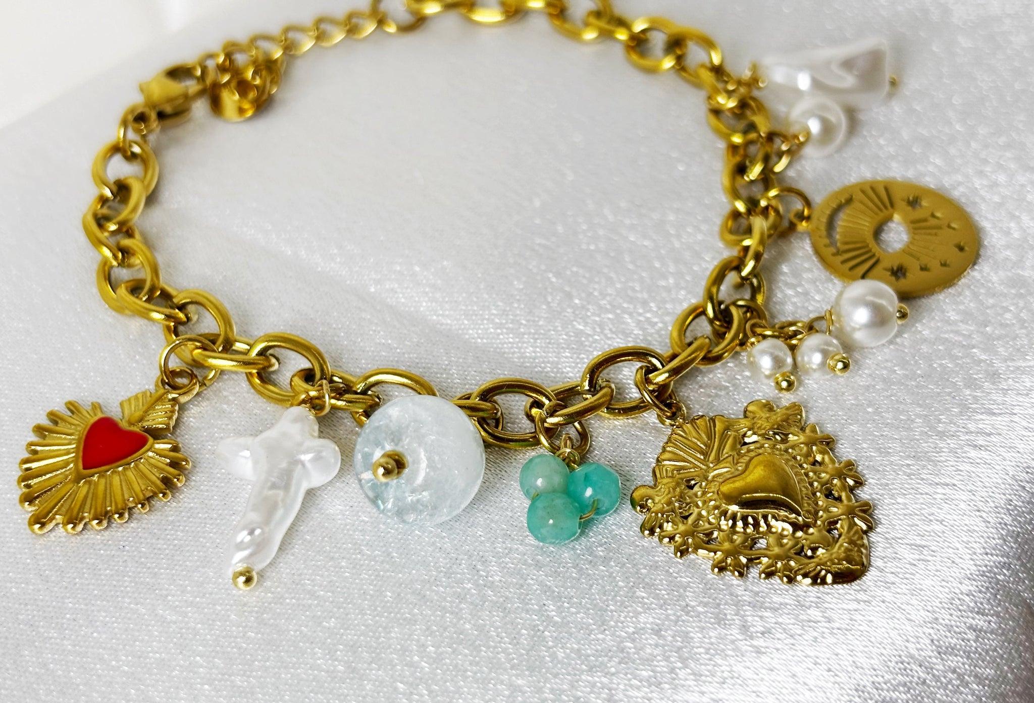 Bracelet EVAYA bijou fantaisie doré avec pendentif cœur et breloques colorées sur chaîne en métal