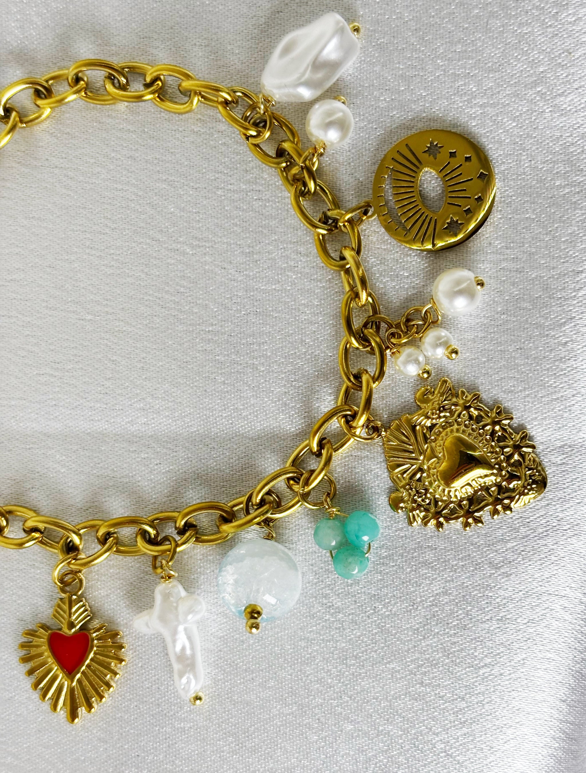 Bracelet EVAYA bijou fantaisie doré avec pendentif cœur et charms variés en perles et métal