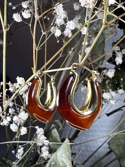 Boucles d’oreilles acier inoxydable femme dorées et marron en forme incurvée suspendues avec fleurs blanches