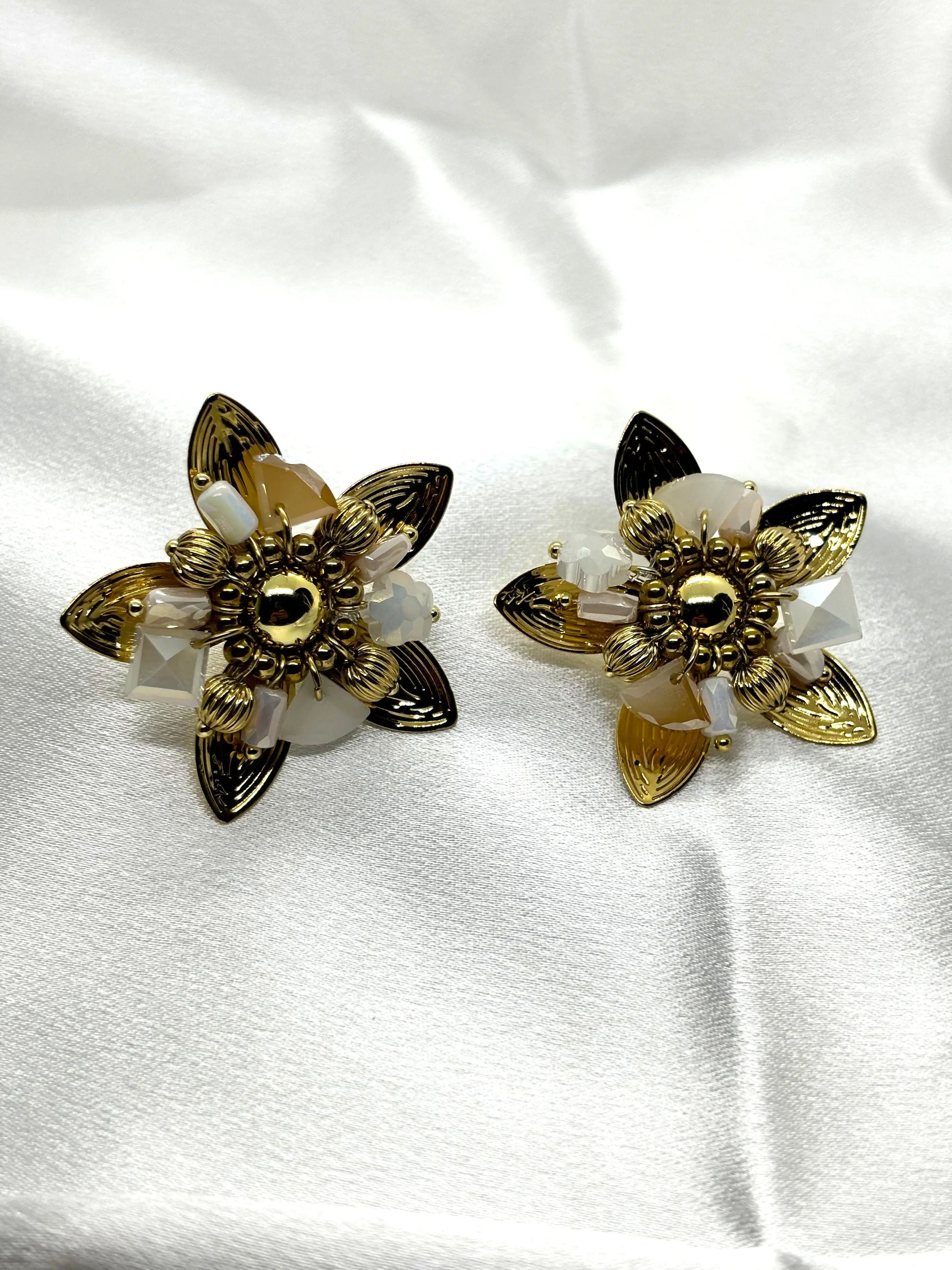Boucles d’oreilles fantaisie chic en forme de fleurs dorées avec pierres blanches livraison rapide