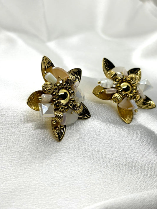 Boucles d’oreilles fantaisie chic en forme de fleur avec perles blanches et dorées livraison rapide