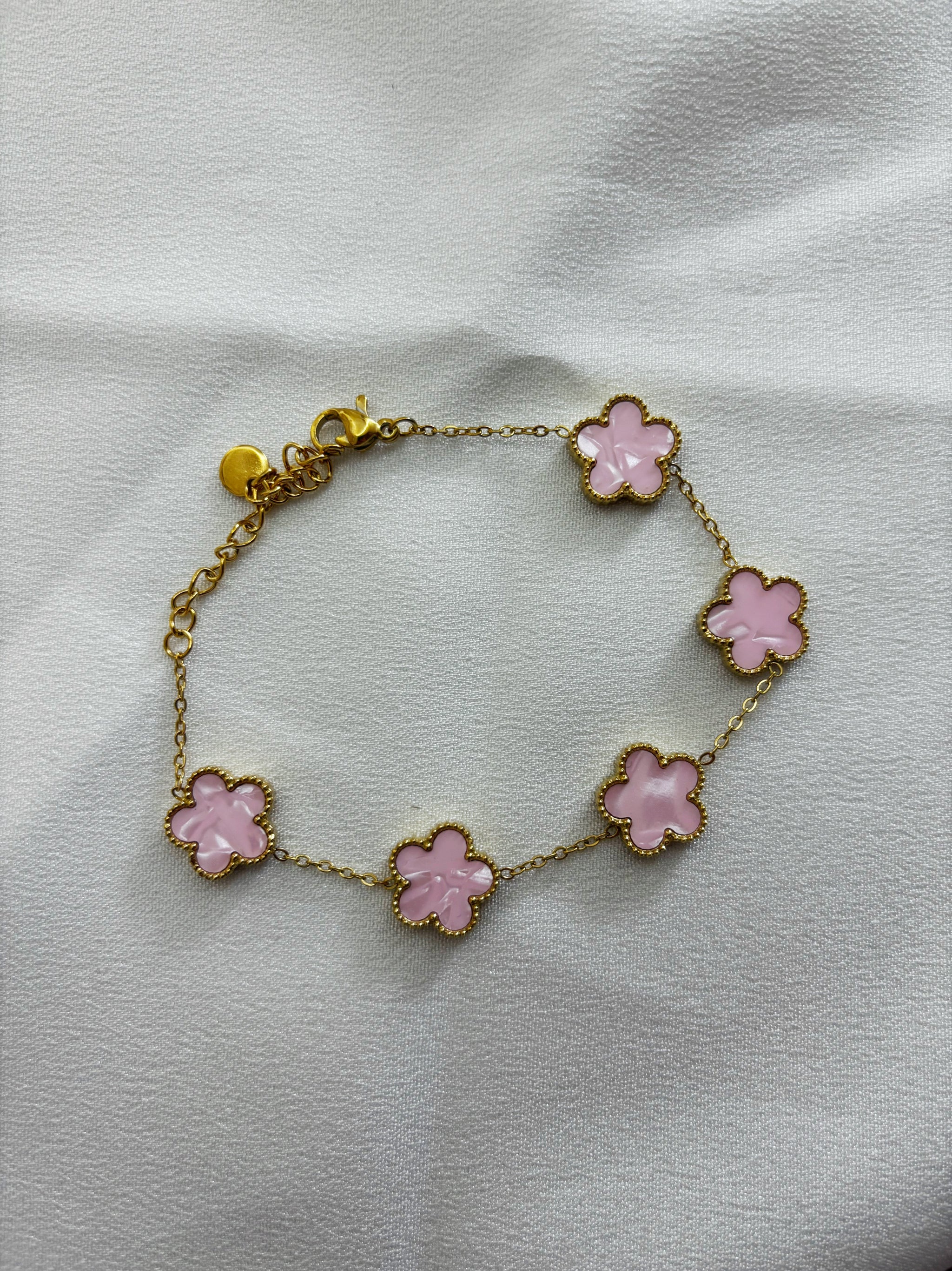 bracelet fleur acier inoxydable EVAYA avec cinq fleurs roses en chaîne dorée délicate