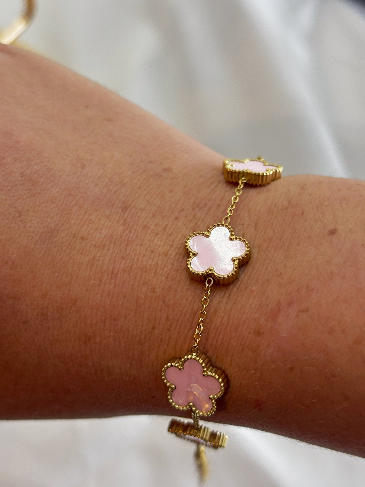 Bracelet fleur acier inoxydable EVAYA avec pendentifs fleurs roses et chaîne dorée délicate