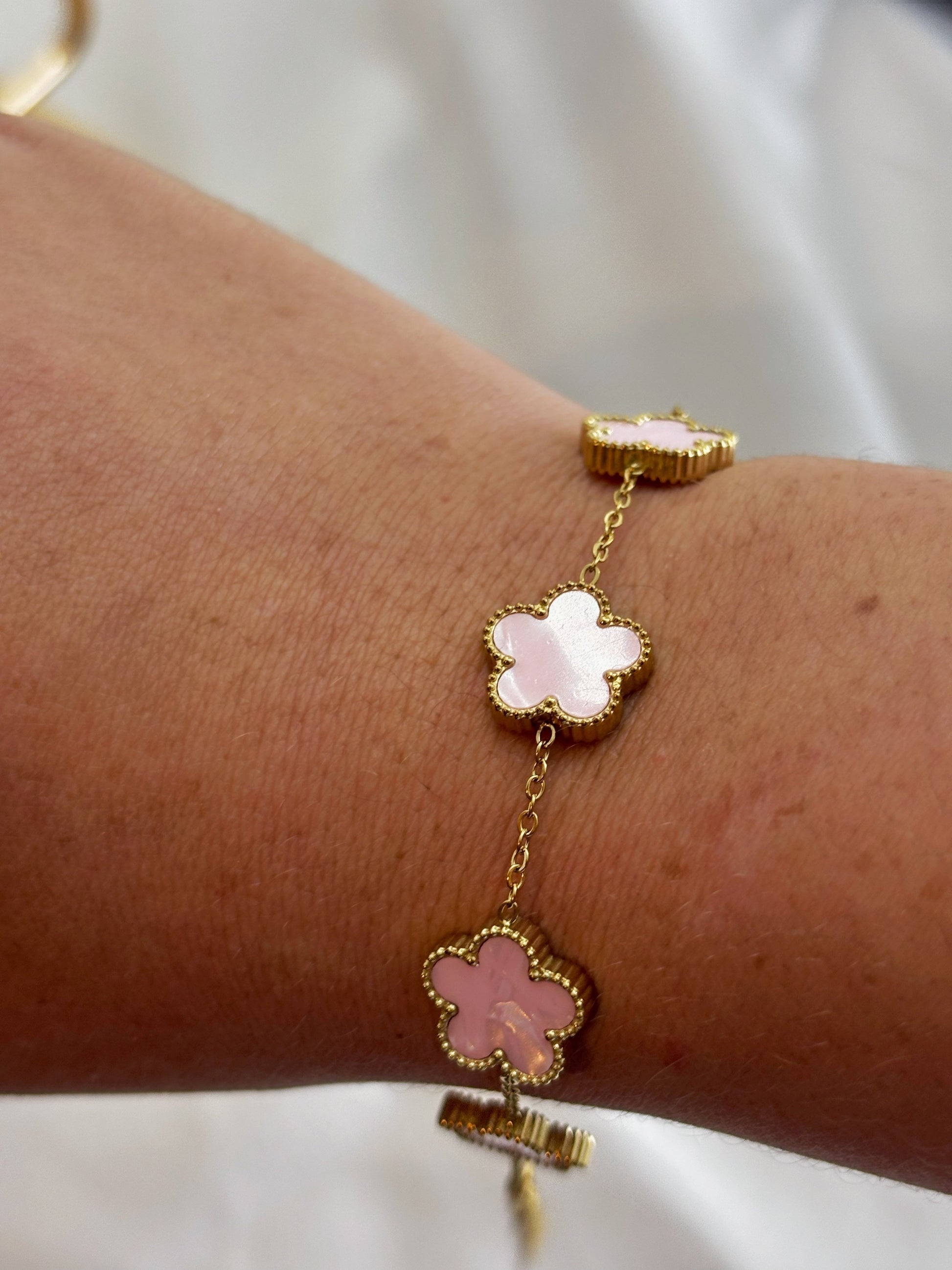 Bracelet fleur acier inoxydable EVAYA avec pendentifs fleurs roses et chaîne dorée délicate