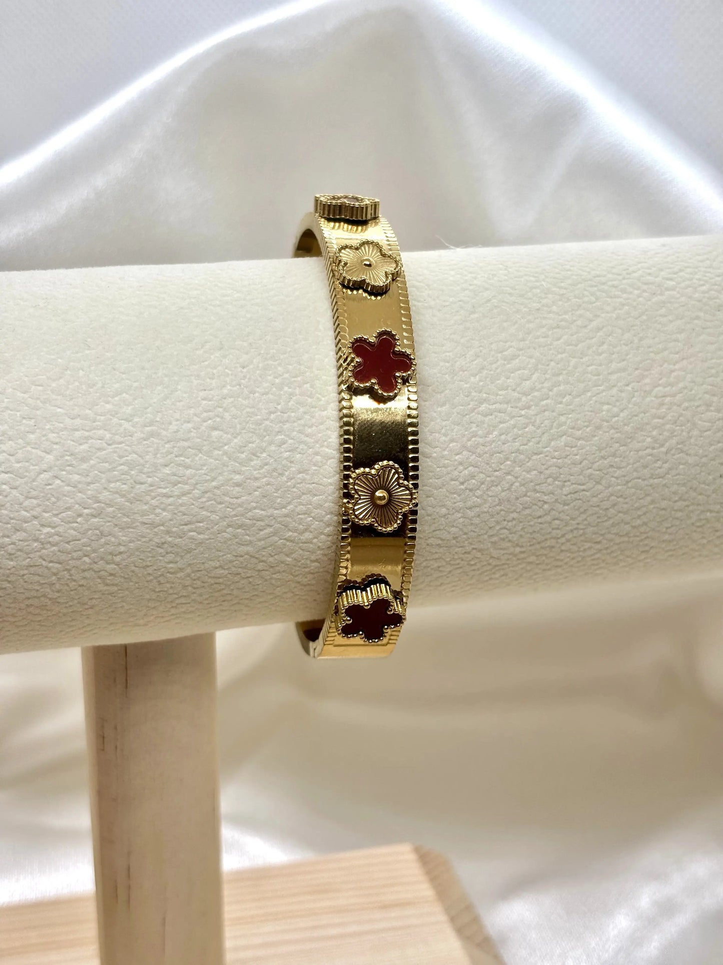 Bracelet jonc doré fleurs colorées acier inoxydable femme similaire louis vitton présenté sur présentoir blanc