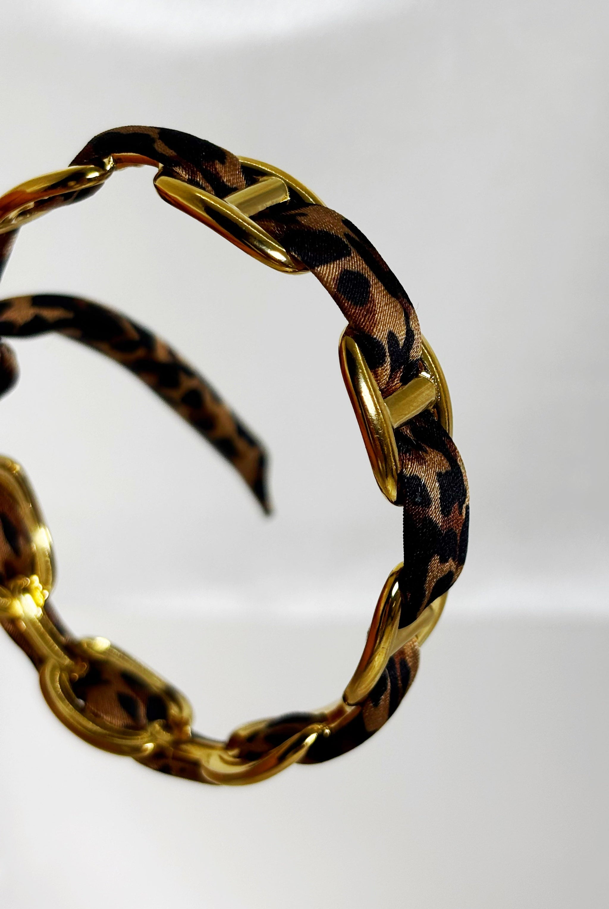 Bracelet manchette acier inoxydable léopard EVAYA avec maillons dorés et tissu imprimé animal