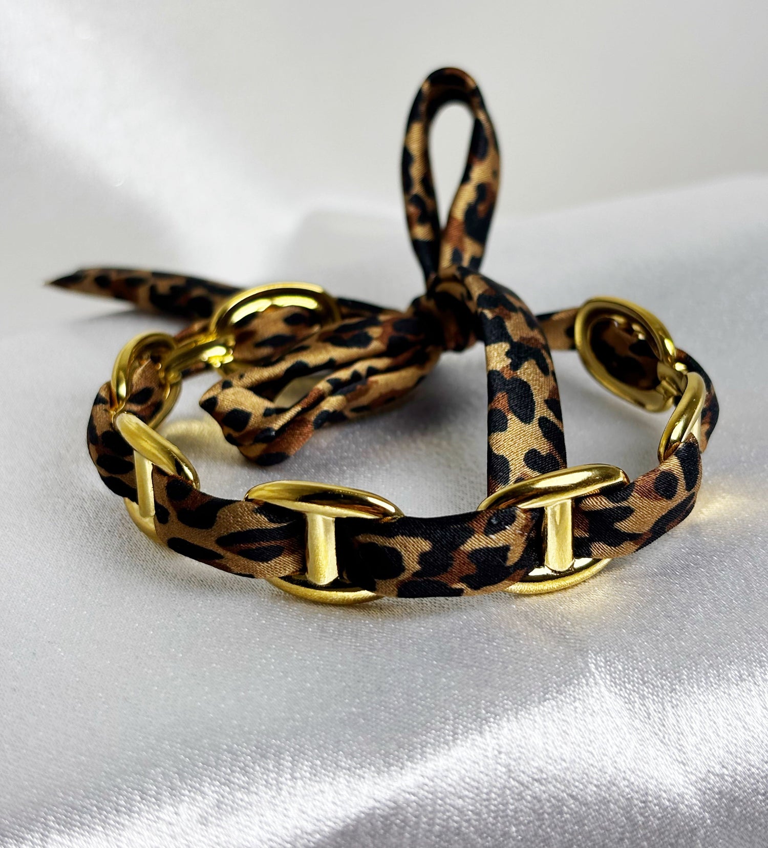 Bracelet manchette acier inoxydable léopard EVAYA avec motifs animaliers et éléments dorés