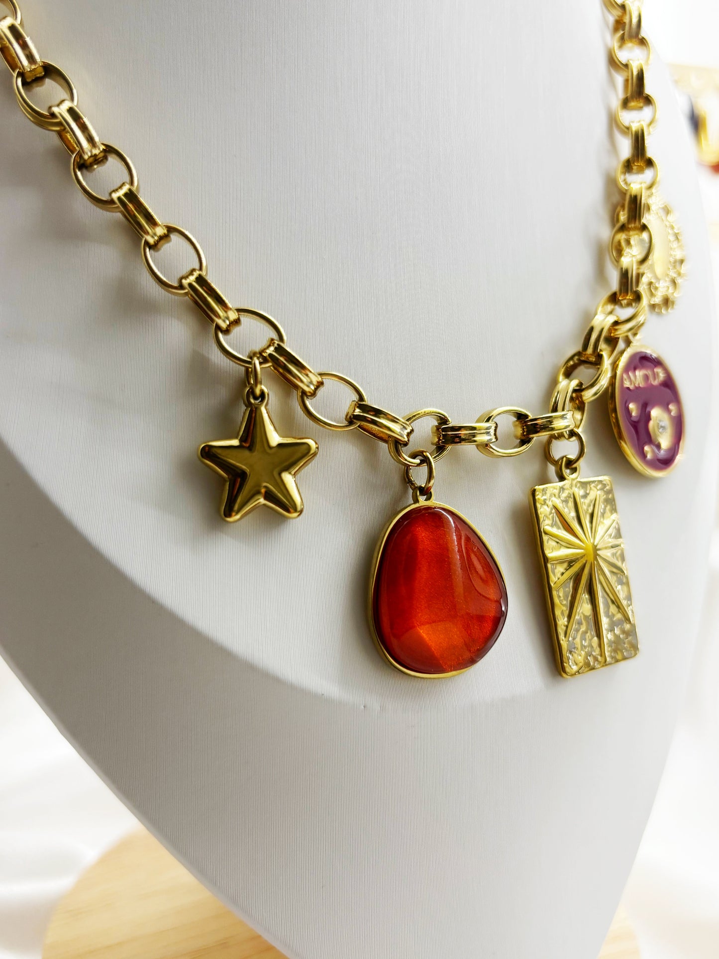 Collier amour cadeau femme EVAYA en chaîne dorée avec pendentifs étoile et pierre rouge