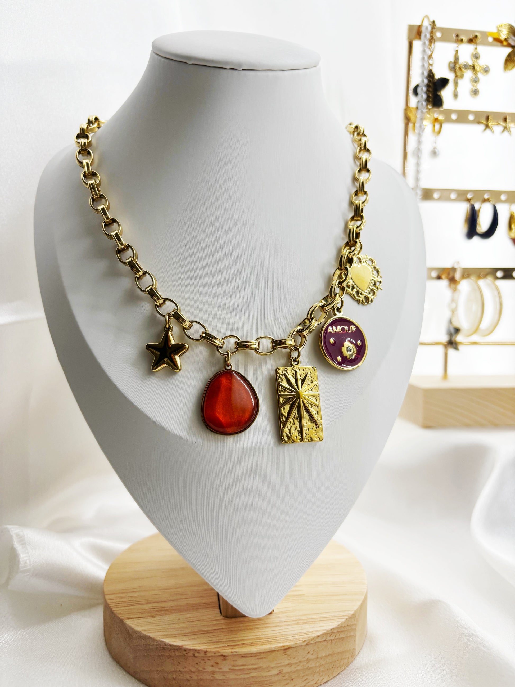 Collier EVAYA collier amour cadeau femme en chaîne dorée avec pendentifs étoile, pierre rouge et médaillons