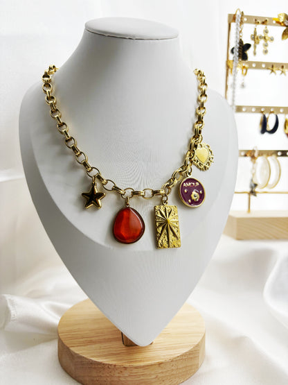 Collier EVAYA collier amour cadeau femme en chaîne dorée avec pendentifs étoile, pierre rouge et médaillons