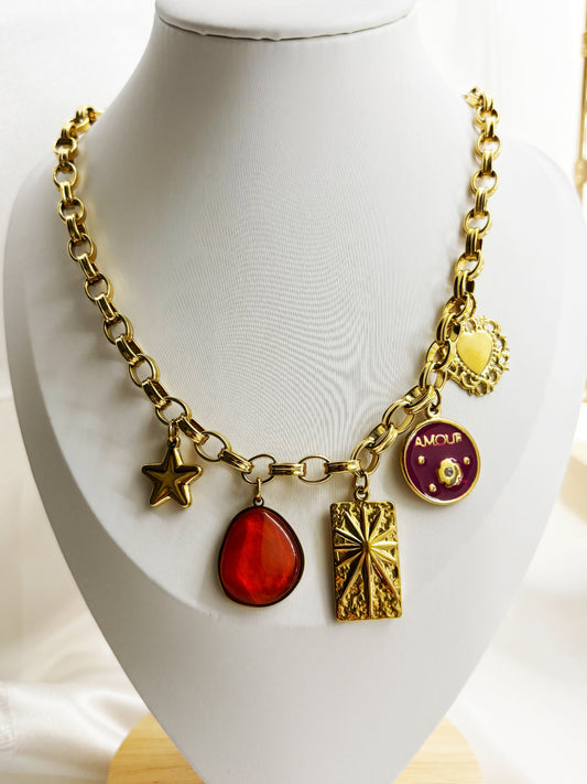 Collier amour cadeau femme EVAYA chaîne dorée avec pendentifs étoile, cœur, pierre rouge et médaillons