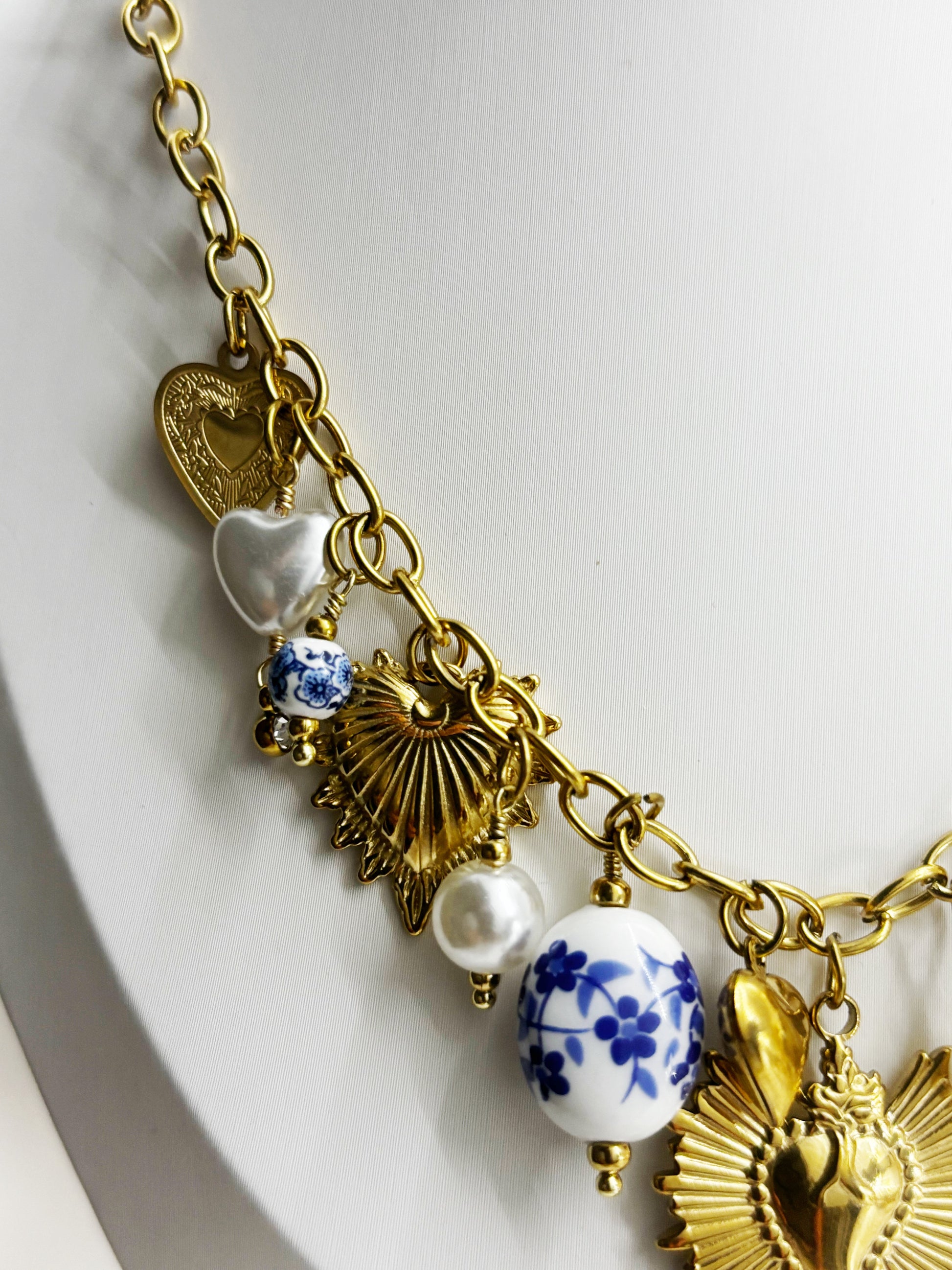 Collier original pendentifs dorés et perles signé EVAYA avec pendentifs cœur dorés et perles décoratives bleues et blanches