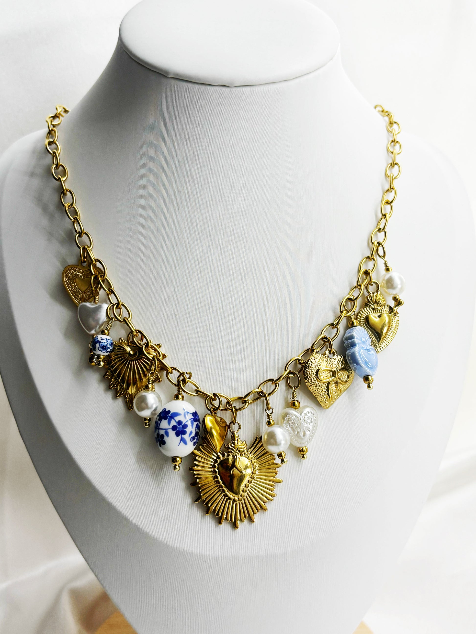 Collier original pendentifs dorés et perles signé EVAYA avec motifs variés sur chaîne dorée
