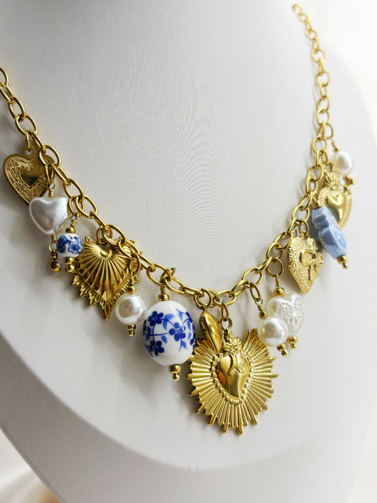 Collier original pendentifs dorés et perles EVAYA avec cœurs dorés et perles blanches et bleues