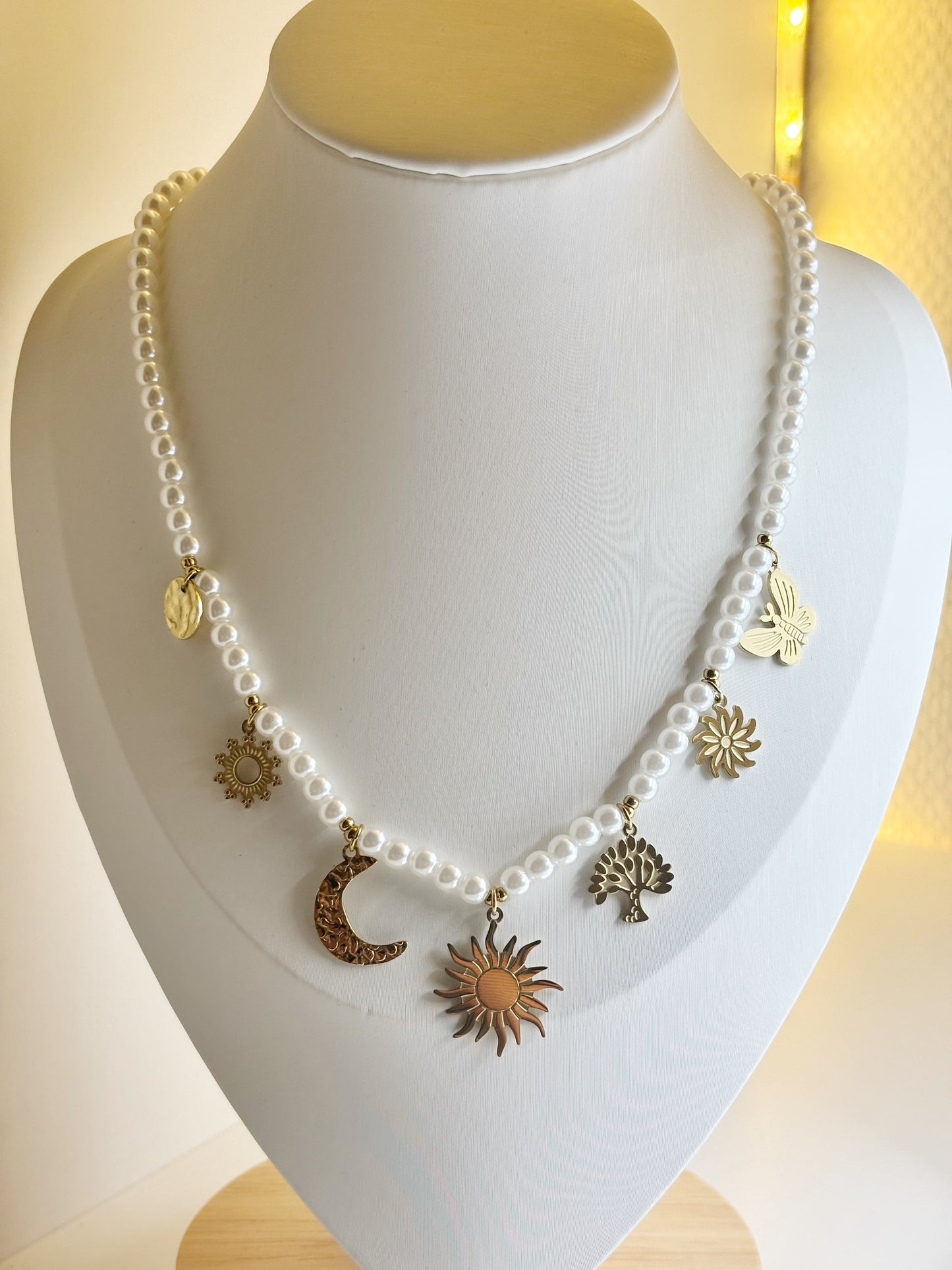 Collier perles pendentif breloque soleil lune doré EVAYA avec perles blanches et breloques métalliques