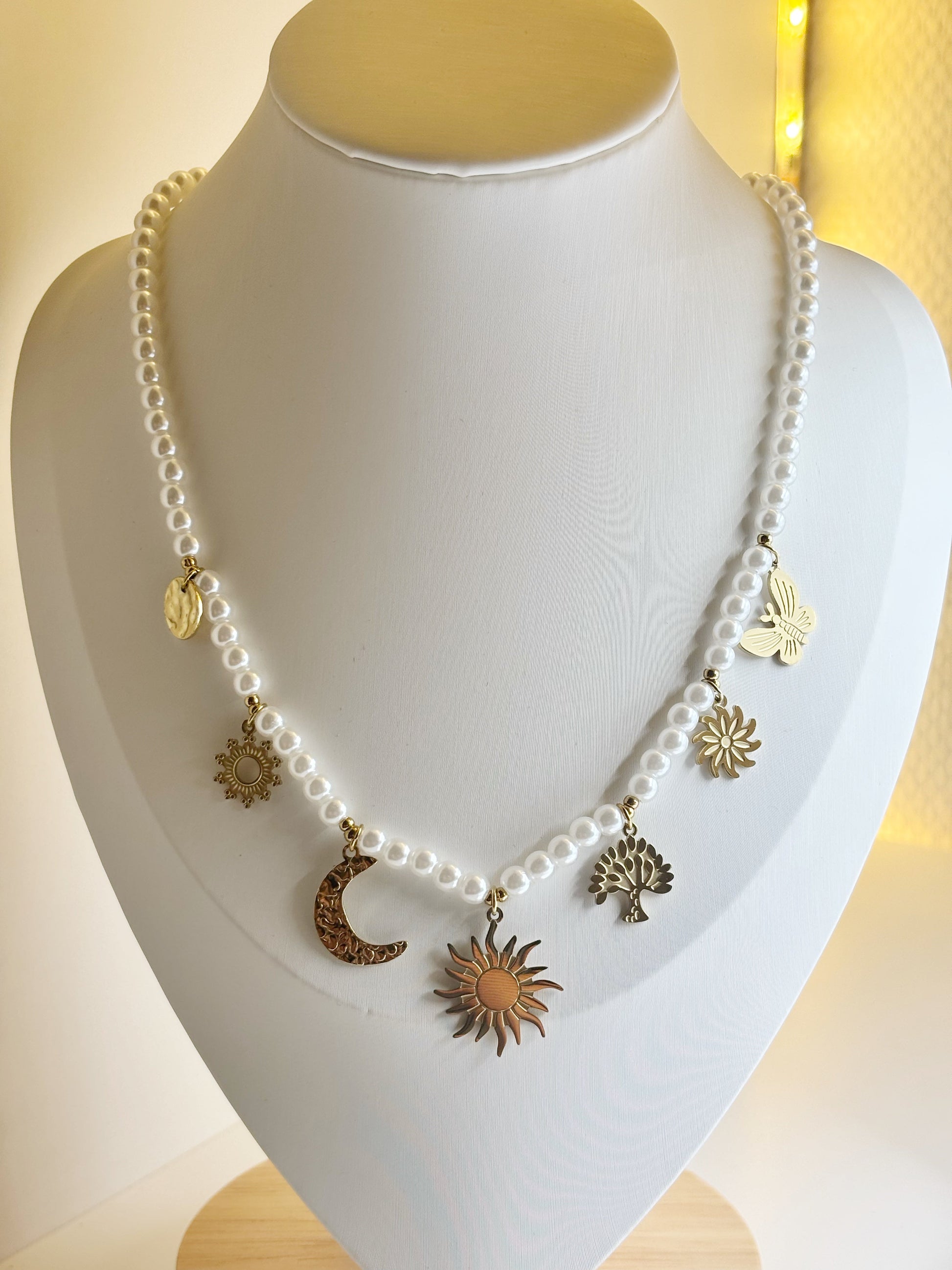 Collier perles pendentif breloque soleil lune doré EVAYA avec perles blanches et breloques métalliques