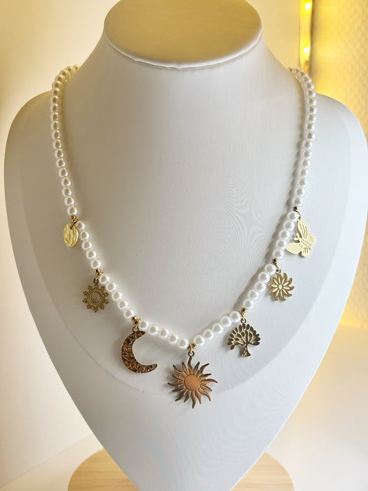 Collier perles pendentif breloque soleil lune doré EVAYA avec perles blanches et breloques métalliques
