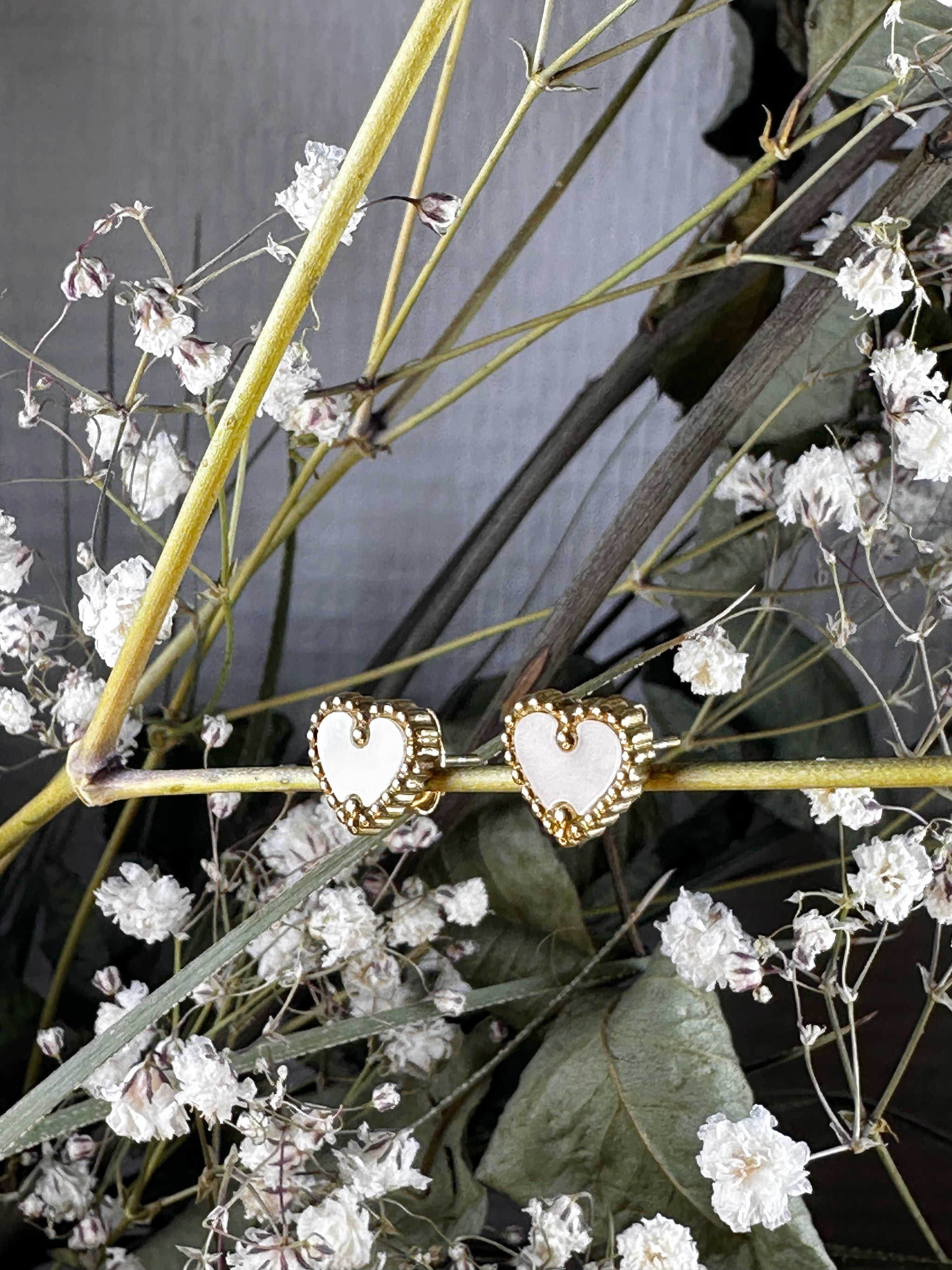 Boucles d'oreilles EVAYA petites boucles d’oreilles dorées chic coeur nacré sur branche florale